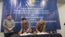 Direktur Pengembangan Bisnis dan Niaga PLN Nusantara Power Dwi Hartono (kanan) ; Direktur Pengembangan Niaga dan Eksplorasi PT Geo Dipa Energi (Persero) Ilen Kardani (tengah) saat menandatangani Joint Development Study Agreement terkait Studi Pengembangan Bersama Peningkatan Kinerja Operasional Aset Pembangkitan dan Pengembangan Bisnis Ketenagalistrikan Lainnya.