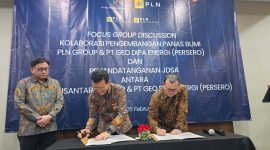 Direktur Pengembangan Bisnis dan Niaga PLN Nusantara Power Dwi Hartono (kanan) ; Direktur Pengembangan Niaga dan Eksplorasi PT Geo Dipa Energi (Persero) Ilen Kardani (tengah) saat menandatangani Joint Development Study Agreement terkait Studi Pengembangan Bersama Peningkatan Kinerja Operasional Aset Pembangkitan dan Pengembangan Bisnis Ketenagalistrikan Lainnya.