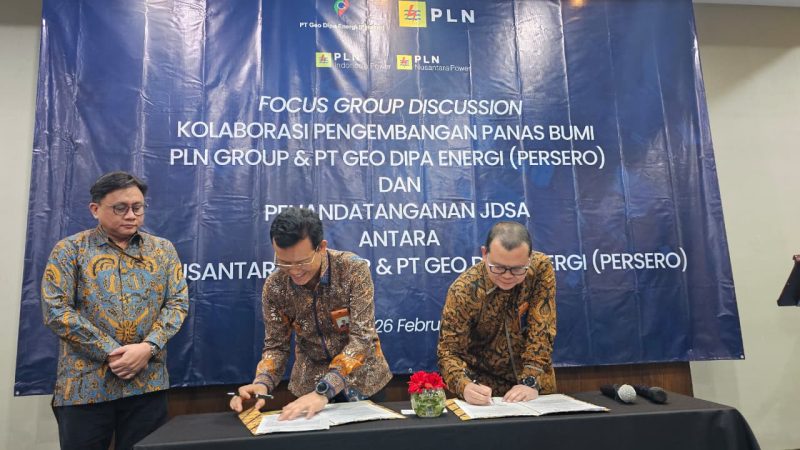 Direktur Pengembangan Bisnis dan Niaga PLN Nusantara Power Dwi Hartono (kanan) ; Direktur Pengembangan Niaga dan Eksplorasi PT Geo Dipa Energi (Persero) Ilen Kardani (tengah) saat menandatangani Joint Development Study Agreement terkait Studi Pengembangan Bersama Peningkatan Kinerja Operasional Aset Pembangkitan dan Pengembangan Bisnis Ketenagalistrikan Lainnya.
