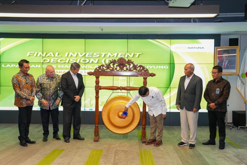 PT PLN Energi Primer Indonesia (PLN EPI) memastikan pasokan gas sebesar 111 juta standar kaki kubik per hari (MMSCFD) selama 10 tahun dari Lapangan Gas Mako di Wilayah Kerja (WK) Duyung, setelah proyek tersebut resmi mencapai Final Investment Decision (FID). Kepastian ini menjadi langkah strategis PLN EPI dalam memperkuat suplai energi primer untuk kebutuhan pembangkit khususnya di Batam.