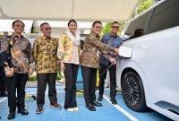 Menteri Perdagangan RI, Budi Santoso (kedua dari kanan) bersama Wakil Menteri Perdagangan RI, Dyah Roro Esti Widya Putri (tengah), Direktur Utama PLN, Darmawan Prasodjo (kanan) Sekretaris Jenderal Kementerian Perdagangan RI, Isy Karim (kedua dari kiri), dan Direktur Retail dan Niaga PLN, Adi Priyanto (kiri) melakukan simulasi pengisian daya mobil listrik di SPKLU Kementerian Perdagangan RI pada Kamis (5/3). Pascadilakukan uji coba operasi sejak Desember 2025, jumlah transaksi pengisian di 3 unit SPKLU tersebut mencapai 2.460 kali dengan total energi listrik yang tersalurkan sebesar 62.598 kW hingga Februari 2026.