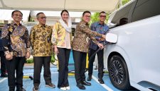 Menteri Perdagangan RI, Budi Santoso (kedua dari kanan) bersama Wakil Menteri Perdagangan RI, Dyah Roro Esti Widya Putri (tengah), Direktur Utama PLN, Darmawan Prasodjo (kanan) Sekretaris Jenderal Kementerian Perdagangan RI, Isy Karim (kedua dari kiri), dan Direktur Retail dan Niaga PLN, Adi Priyanto (kiri) melakukan simulasi pengisian daya mobil listrik di SPKLU Kementerian Perdagangan RI pada Kamis (5/3). Pascadilakukan uji coba operasi sejak Desember 2025, jumlah transaksi pengisian di 3 unit SPKLU tersebut mencapai 2.460 kali dengan total energi listrik yang tersalurkan sebesar 62.598 kW hingga Februari 2026.