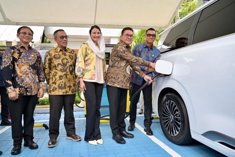 Menteri Perdagangan RI, Budi Santoso (kedua dari kanan) bersama Wakil Menteri Perdagangan RI, Dyah Roro Esti Widya Putri (tengah), Direktur Utama PLN, Darmawan Prasodjo (kanan) Sekretaris Jenderal Kementerian Perdagangan RI, Isy Karim (kedua dari kiri), dan Direktur Retail dan Niaga PLN, Adi Priyanto (kiri) melakukan simulasi pengisian daya mobil listrik di SPKLU Kementerian Perdagangan RI pada Kamis (5/3). Pascadilakukan uji coba operasi sejak Desember 2025, jumlah transaksi pengisian di 3 unit SPKLU tersebut mencapai 2.460 kali dengan total energi listrik yang tersalurkan sebesar 62.598 kW hingga Februari 2026.