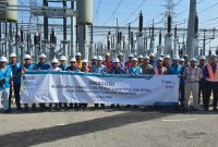 Para personel PLN Group bersama Tim Tenaga Switchgear (TSG) dan Tenaga Nasional Berhad (TNB) ketika menandai penyelesaian pekerjaan Substation 132 kV Tunjung, Kelantan yang menjadi bagian dari The East Coast Rail Link (ECRL)