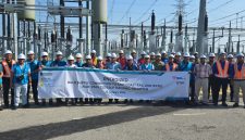 Para personel PLN Group bersama Tim Tenaga Switchgear (TSG) dan Tenaga Nasional Berhad (TNB) ketika menandai penyelesaian pekerjaan Substation 132 kV Tunjung, Kelantan yang menjadi bagian dari The East Coast Rail Link (ECRL)