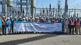 Para personel PLN Group bersama Tim Tenaga Switchgear (TSG) dan Tenaga Nasional Berhad (TNB) ketika menandai penyelesaian pekerjaan Substation 132 kV Tunjung, Kelantan yang menjadi bagian dari The East Coast Rail Link (ECRL)