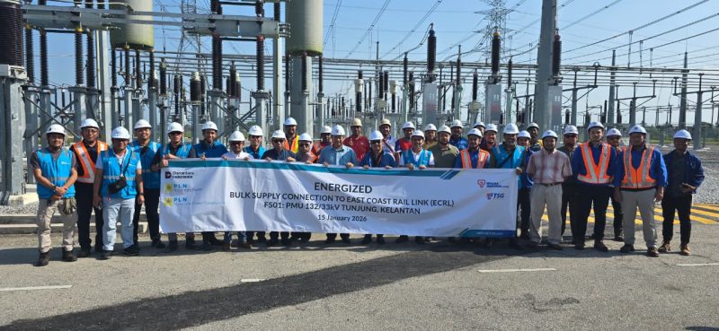 Para personel PLN Group bersama Tim Tenaga Switchgear (TSG) dan Tenaga Nasional Berhad (TNB) ketika menandai penyelesaian pekerjaan Substation 132 kV Tunjung, Kelantan yang menjadi bagian dari The East Coast Rail Link (ECRL)