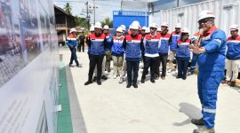  Komisaris Independen Pertamina Condro Kirono bersama Direktur Logistik & Infrastruktur Pertamina Jaffee Arizon Suardin dan Direktur Infrastruktur & Teknologi Perusahaan Gas Negara Hery Murahmanta melihat fasilitas Mother Station CNG, Medan pada Kunjungan Kerja Manajemen Pertamina dalam Satgas Ramadan dan Idulfitri, Kamis (5/3/2026)