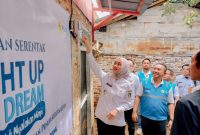 Wakil Gubernur Lampung, Jihan Nurlela (kiri) bersama General Manager PLN UID Lampung, Rizky Mochamad (kanan) melakukan penyalaan listrik secara simbolis rumah salah satu penerima manfaat program Light Up The Dream, Ridho Jaya Umbara di Kampung Sawah Brebes, Kecamatan Tanjung Karang Timur, Bandar Lampung.