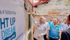 Wakil Gubernur Lampung, Jihan Nurlela (kiri) bersama General Manager PLN UID Lampung, Rizky Mochamad (kanan) melakukan penyalaan listrik secara simbolis rumah salah satu penerima manfaat program Light Up The Dream, Ridho Jaya Umbara di Kampung Sawah Brebes, Kecamatan Tanjung Karang Timur, Bandar Lampung.