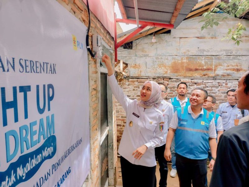 Wakil Gubernur Lampung, Jihan Nurlela (kiri) bersama General Manager PLN UID Lampung, Rizky Mochamad (kanan) melakukan penyalaan listrik secara simbolis rumah salah satu penerima manfaat program Light Up The Dream, Ridho Jaya Umbara di Kampung Sawah Brebes, Kecamatan Tanjung Karang Timur, Bandar Lampung.