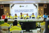 Suasana pembukaan Posko Nasional Sektor Energi dan Sumber Daya Mineral (ESDM) periode Ramadan dan Idulfitri (RAFI) 2026 pada Kamis (12/3), di Gedung Badan Pengatur Hilir Minyak dan Gas Bumi (BPH Migas), Jakarta. Pembukaan posko ini dihadiri oleh Wakil Menteri ESDM, Yuliot Tanjung (keempat dari kiri), Ketua Posko Nasional Sektor ESDM Periode RAFI 2026, Erika Retnowati (keempat dari kanan), Direktur Pembinaan Program Ketenagalistrikan Kementerian ESDM, Wanhar (kedua dari kanan), Sekretaris Direktorat Jenderal Minyak dan Gas Bumi, M. Rizwi Jilanisaf Hisjam (ketiga dari kanan), Kepala Pusat Air Tanah dan Tata Geologi Tata Lingkungan, Agus Cahyono Adi (kedua dari kiri), Kepala BPH Migas, Wahyudi Anas (ketiga dari kiri), Direktur Utama PT PLN (Persero), Darmawan Prasodjo (kanan), dan Direktur Utama PT Pertamina (Persero), Simon Aloysius Mantiri (kiri).
