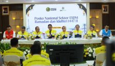 Suasana pembukaan Posko Nasional Sektor Energi dan Sumber Daya Mineral (ESDM) periode Ramadan dan Idulfitri (RAFI) 2026 pada Kamis (12/3), di Gedung Badan Pengatur Hilir Minyak dan Gas Bumi (BPH Migas), Jakarta. Pembukaan posko ini dihadiri oleh Wakil Menteri ESDM, Yuliot Tanjung (keempat dari kiri), Ketua Posko Nasional Sektor ESDM Periode RAFI 2026, Erika Retnowati (keempat dari kanan), Direktur Pembinaan Program Ketenagalistrikan Kementerian ESDM, Wanhar (kedua dari kanan), Sekretaris Direktorat Jenderal Minyak dan Gas Bumi, M. Rizwi Jilanisaf Hisjam (ketiga dari kanan), Kepala Pusat Air Tanah dan Tata Geologi Tata Lingkungan, Agus Cahyono Adi (kedua dari kiri), Kepala BPH Migas, Wahyudi Anas (ketiga dari kiri), Direktur Utama PT PLN (Persero), Darmawan Prasodjo (kanan), dan Direktur Utama PT Pertamina (Persero), Simon Aloysius Mantiri (kiri).
