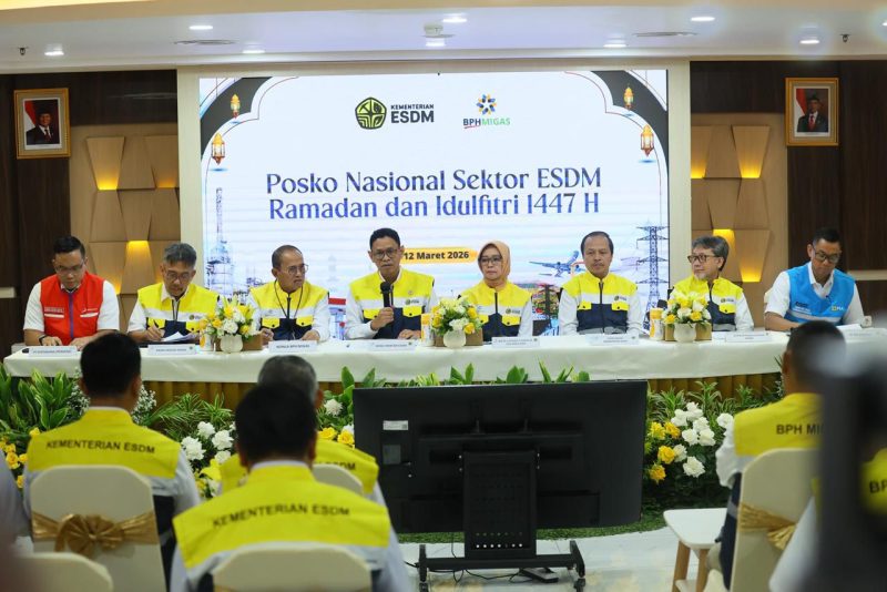 Suasana pembukaan Posko Nasional Sektor Energi dan Sumber Daya Mineral (ESDM) periode Ramadan dan Idulfitri (RAFI) 2026 pada Kamis (12/3), di Gedung Badan Pengatur Hilir Minyak dan Gas Bumi (BPH Migas), Jakarta. Pembukaan posko ini dihadiri oleh Wakil Menteri ESDM, Yuliot Tanjung (keempat dari kiri), Ketua Posko Nasional Sektor ESDM Periode RAFI 2026, Erika Retnowati (keempat dari kanan), Direktur Pembinaan Program Ketenagalistrikan Kementerian ESDM, Wanhar (kedua dari kanan), Sekretaris Direktorat Jenderal Minyak dan Gas Bumi, M. Rizwi Jilanisaf Hisjam (ketiga dari kanan), Kepala Pusat Air Tanah dan Tata Geologi Tata Lingkungan, Agus Cahyono Adi (kedua dari kiri), Kepala BPH Migas, Wahyudi Anas (ketiga dari kiri), Direktur Utama PT PLN (Persero), Darmawan Prasodjo (kanan), dan Direktur Utama PT Pertamina (Persero), Simon Aloysius Mantiri (kiri).