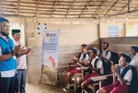 Tampak petugas PLN sedang memberikan motivasi kepada para siswa di Yayasan Terpadu Al-Mutmainah Buton, Bau Bau, Sulawesi Tenggara, saat penyaluran paket perlengkapan sekolah dari Danantara Indonesia melalui PLN.