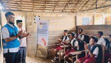 Tampak petugas PLN sedang memberikan motivasi kepada para siswa di Yayasan Terpadu Al-Mutmainah Buton, Bau Bau, Sulawesi Tenggara, saat penyaluran paket perlengkapan sekolah dari Danantara Indonesia melalui PLN.