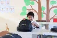 Senyum ceria salah satu siswa Sekolah Dasar Negeri 68 Singkawang, Kalimantan Barat saat menerima paket perlengkapan sekolah dari Danantara Indonesia dan PLN pada Senin (2/3). Bantuan ini merupakan bagian dari program “Cahaya Kebahagiaan untuk Generasi Harapan Bangsa” dalam rangka peringatan satu tahun Danantara Indonesia. Di Kalimantan Barat, sebanyak 2.500 paket perlengkapan sekolah berupa tas dan alat tulis disalurkan kepada siswa di berbagai kabupaten dan kota.