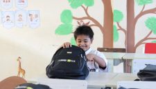 Senyum ceria salah satu siswa Sekolah Dasar Negeri 68 Singkawang, Kalimantan Barat saat menerima paket perlengkapan sekolah dari Danantara Indonesia dan PLN pada Senin (2/3). Bantuan ini merupakan bagian dari program “Cahaya Kebahagiaan untuk Generasi Harapan Bangsa” dalam rangka peringatan satu tahun Danantara Indonesia. Di Kalimantan Barat, sebanyak 2.500 paket perlengkapan sekolah berupa tas dan alat tulis disalurkan kepada siswa di berbagai kabupaten dan kota.