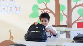Senyum ceria salah satu siswa Sekolah Dasar Negeri 68 Singkawang, Kalimantan Barat saat menerima paket perlengkapan sekolah dari Danantara Indonesia dan PLN pada Senin (2/3). Bantuan ini merupakan bagian dari program “Cahaya Kebahagiaan untuk Generasi Harapan Bangsa” dalam rangka peringatan satu tahun Danantara Indonesia. Di Kalimantan Barat, sebanyak 2.500 paket perlengkapan sekolah berupa tas dan alat tulis disalurkan kepada siswa di berbagai kabupaten dan kota.