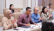 Direktur Utama PLN, Darmawan Prasodjo (kedua dari kiri) dalam sambutannya menyampaikan bahwa penandatangan Kerja Sama Operasi PLTS Hibah di Sumenep ini menjadi momentum penting yang menandai kolaborasi lintas sektor dalam mendorong program dedieselisasi melalui pemanfaatan PLTS, sekaligus mendukung transisi energi dan pemerataan akses listrik di seluruh Tanah Air.