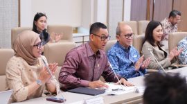 Direktur Utama PLN, Darmawan Prasodjo (kedua dari kiri) dalam sambutannya menyampaikan bahwa penandatangan Kerja Sama Operasi PLTS Hibah di Sumenep ini menjadi momentum penting yang menandai kolaborasi lintas sektor dalam mendorong program dedieselisasi melalui pemanfaatan PLTS, sekaligus mendukung transisi energi dan pemerataan akses listrik di seluruh Tanah Air.