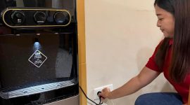 Ilustrasi pelanggan sedang mencabut peralatan elektronik dari stop kontak sebagai langkah mencegah aliran listrik yang tidak diperlukan serta menghindari potensi gangguan listrik selama mudik Idulfitri 1447 H.