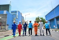 Direktur Utama PLN, Darmawan Prasodjo (tengah) didampingi Direktur Utama PLN Indonesia Power, Bernadus Sudarmanta (kanan) dan para petugas saat meninjau langsung kesiapan Pembangkit Listrik Tenaga Gas dan Uap (PLTGU) Cilegon sebagai pembangkit strategis yang memasok listrik pada periode Ramadan dan Idulfitri 1447 H untuk wilayah Jamali khususnya Jawa Bagian Barat, Senin (16/3).