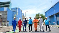 Direktur Utama PLN, Darmawan Prasodjo (tengah) didampingi Direktur Utama PLN Indonesia Power, Bernadus Sudarmanta (kanan) dan para petugas saat meninjau langsung kesiapan Pembangkit Listrik Tenaga Gas dan Uap (PLTGU) Cilegon sebagai pembangkit strategis yang memasok listrik pada periode Ramadan dan Idulfitri 1447 H untuk wilayah Jamali khususnya Jawa Bagian Barat, Senin (16/3).
