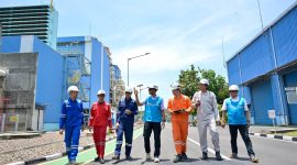 Direktur Utama PLN, Darmawan Prasodjo (tengah) didampingi Direktur Utama PLN Indonesia Power, Bernadus Sudarmanta (kanan) dan para petugas saat meninjau langsung kesiapan Pembangkit Listrik Tenaga Gas dan Uap (PLTGU) Cilegon sebagai pembangkit strategis yang memasok listrik pada periode Ramadan dan Idulfitri 1447 H untuk wilayah Jamali khususnya Jawa Bagian Barat, Senin (16/3).