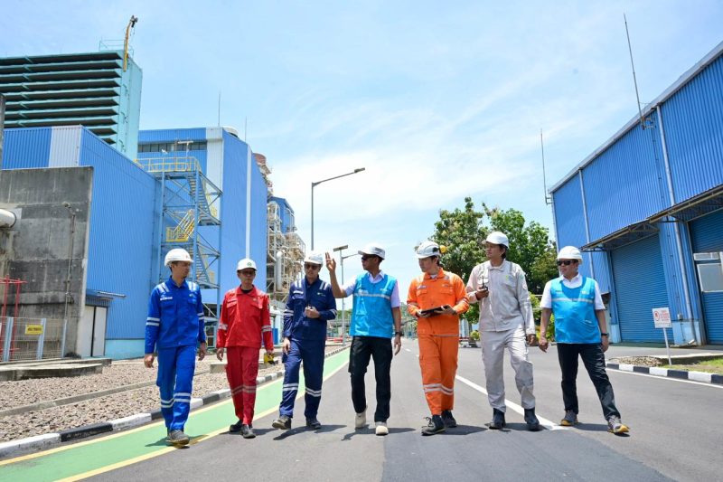 Direktur Utama PLN, Darmawan Prasodjo (tengah) didampingi Direktur Utama PLN Indonesia Power, Bernadus Sudarmanta (kanan) dan para petugas saat meninjau langsung kesiapan Pembangkit Listrik Tenaga Gas dan Uap (PLTGU) Cilegon sebagai pembangkit strategis yang memasok listrik pada periode Ramadan dan Idulfitri 1447 H untuk wilayah Jamali khususnya Jawa Bagian Barat, Senin (16/3).