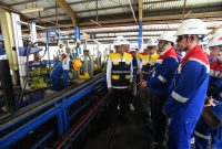 PADALARANG - Wamen ESDM Yuliot Tanjung didampingi Wakil Direktur Utama PPN Taufik Adityawarman beserta jajaran manajemen dalam Kunjungan dan MWTnya melihat langsung alur proses pengisian Gas Elpiji 3 Kg Subsidi di SPPBE Patra Trading (Kawasan FT Padalarang), senin (16/3).
