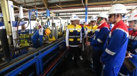 PADALARANG - Wamen ESDM Yuliot Tanjung didampingi Wakil Direktur Utama PPN Taufik Adityawarman beserta jajaran manajemen dalam Kunjungan dan MWTnya melihat langsung alur proses pengisian Gas Elpiji 3 Kg Subsidi di SPPBE Patra Trading (Kawasan FT Padalarang), senin (16/3).
