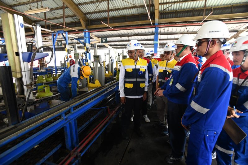 PADALARANG - Wamen ESDM Yuliot Tanjung didampingi Wakil Direktur Utama PPN Taufik Adityawarman beserta jajaran manajemen dalam Kunjungan dan MWTnya melihat langsung alur proses pengisian Gas Elpiji 3 Kg Subsidi di SPPBE Patra Trading (Kawasan FT Padalarang), senin (16/3).
