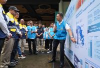 General Manager PLN UID Sulselrabar, Edyansyah (kanan) tengah menjelaskan kesiapan pasokan listrik dan SPKLU jelang Idul Fitri 1447 H di hadapan Staf Khusus Menteri ESDM, Muhammad Mahmud Azhar Lubis (ketiga dari kiri) dan Direktur Manajemen Risiko PLN, Adi Lumakso (kelima dari kiri) di Kota Makassar pada Sabtu (14/3).