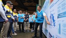 General Manager PLN UID Sulselrabar, Edyansyah (kanan) tengah menjelaskan kesiapan pasokan listrik dan SPKLU jelang Idul Fitri 1447 H di hadapan Staf Khusus Menteri ESDM, Muhammad Mahmud Azhar Lubis (ketiga dari kiri) dan Direktur Manajemen Risiko PLN, Adi Lumakso (kelima dari kiri) di Kota Makassar pada Sabtu (14/3).