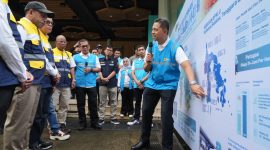 General Manager PLN UID Sulselrabar, Edyansyah (kanan) tengah menjelaskan kesiapan pasokan listrik dan SPKLU jelang Idul Fitri 1447 H di hadapan Staf Khusus Menteri ESDM, Muhammad Mahmud Azhar Lubis (ketiga dari kiri) dan Direktur Manajemen Risiko PLN, Adi Lumakso (kelima dari kiri) di Kota Makassar pada Sabtu (14/3).