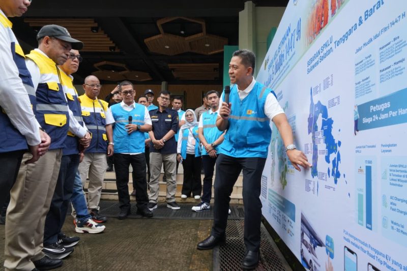 General Manager PLN UID Sulselrabar, Edyansyah (kanan) tengah menjelaskan kesiapan pasokan listrik dan SPKLU jelang Idul Fitri 1447 H di hadapan Staf Khusus Menteri ESDM, Muhammad Mahmud Azhar Lubis (ketiga dari kiri) dan Direktur Manajemen Risiko PLN, Adi Lumakso (kelima dari kiri) di Kota Makassar pada Sabtu (14/3).