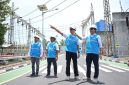 Direktur Utama PLN, Darmawan Prasodjo (kedua dari kanan) berdiskusi bersama Direktur Utama PLN Energi Primer Indonesia (EPI), Rakhmad Dewanto (kanan) didampingi oleh Sekretaris Perusahaan PLN EPI, Mamit Setiawan (kedua dari kanan) serta Manager Administrasi PLN Indonesia Power Unit Bisnis Pembangkitan Cilegon, Riyadi (kiri) saat meninjau kesiapan dan ketersediaan pasokan gas untuk Pembangkit Listrik Tenaga Gas dan Uap (PLTGU) Cilegon pada Senin (16/3). Darmawan menyampaikan, ketersediaan pasokan energi primer nasional, baik batu bara, gas, hingga bbm untuk operasional pembangkit listrik aman dan cukup selama periode Ramadan dan Idulfitri 1447 H.
