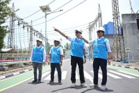 Direktur Utama PLN, Darmawan Prasodjo (kedua dari kanan) berdiskusi bersama Direktur Utama PLN Energi Primer Indonesia (EPI), Rakhmad Dewanto (kanan) didampingi oleh Sekretaris Perusahaan PLN EPI, Mamit Setiawan (kedua dari kanan) serta Manager Administrasi PLN Indonesia Power Unit Bisnis Pembangkitan Cilegon, Riyadi (kiri) saat meninjau kesiapan dan ketersediaan pasokan gas untuk Pembangkit Listrik Tenaga Gas dan Uap (PLTGU) Cilegon pada Senin (16/3). Darmawan menyampaikan, ketersediaan pasokan energi primer nasional, baik batu bara, gas, hingga bbm untuk operasional pembangkit listrik aman dan cukup selama periode Ramadan dan Idulfitri 1447 H.
