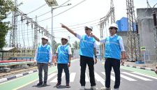 Direktur Utama PLN, Darmawan Prasodjo (kedua dari kanan) berdiskusi bersama Direktur Utama PLN Energi Primer Indonesia (EPI), Rakhmad Dewanto (kanan) didampingi oleh Sekretaris Perusahaan PLN EPI, Mamit Setiawan (kedua dari kanan) serta Manager Administrasi PLN Indonesia Power Unit Bisnis Pembangkitan Cilegon, Riyadi (kiri) saat meninjau kesiapan dan ketersediaan pasokan gas untuk Pembangkit Listrik Tenaga Gas dan Uap (PLTGU) Cilegon pada Senin (16/3). Darmawan menyampaikan, ketersediaan pasokan energi primer nasional, baik batu bara, gas, hingga bbm untuk operasional pembangkit listrik aman dan cukup selama periode Ramadan dan Idulfitri 1447 H.