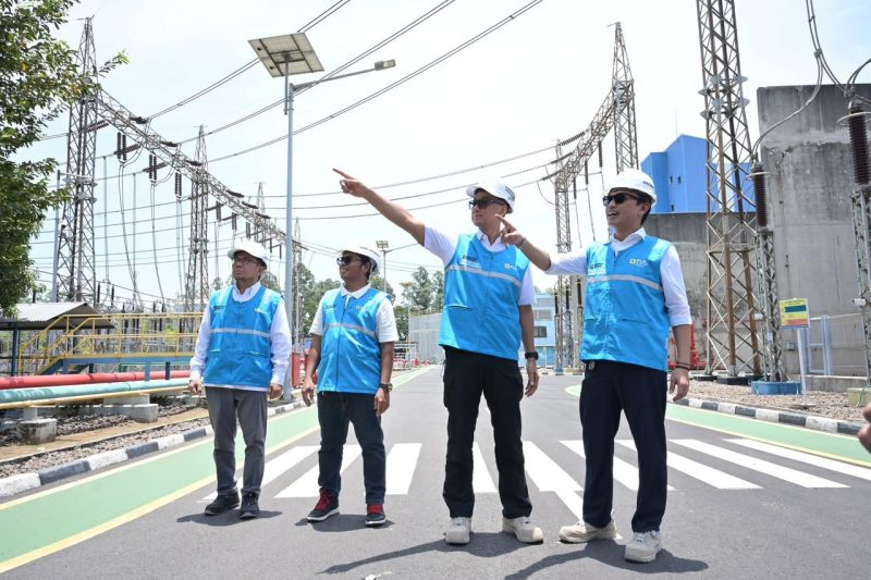 Direktur Utama PLN, Darmawan Prasodjo (kedua dari kanan) berdiskusi bersama Direktur Utama PLN Energi Primer Indonesia (EPI), Rakhmad Dewanto (kanan) didampingi oleh Sekretaris Perusahaan PLN EPI, Mamit Setiawan (kedua dari kanan) serta Manager Administrasi PLN Indonesia Power Unit Bisnis Pembangkitan Cilegon, Riyadi (kiri) saat meninjau kesiapan dan ketersediaan pasokan gas untuk Pembangkit Listrik Tenaga Gas dan Uap (PLTGU) Cilegon pada Senin (16/3). Darmawan menyampaikan, ketersediaan pasokan energi primer nasional, baik batu bara, gas, hingga bbm untuk operasional pembangkit listrik aman dan cukup selama periode Ramadan dan Idulfitri 1447 H.