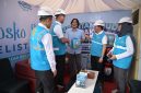 Direktur Utama PLN, Darmawan Prasodjo (kedua dari kiri) didampingi Direktur Retail dan Niaga PLN, Adi Priyanto (kedua dari kanan), EVP Pengembangan Produk Niaga PLN, Ririn Rachmawardini (kanan) dan General Manager PLN UID Banten, Muhammad Joharifin (kiri) tengah menyapa dan memberikan bingkisan cendera mata kepada salah seorang pengguna kendaraan listrik di posko siaga kelistrikan Rest Area 43 Tol Jakarta-Merak pada Senin (16/3).