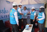 Direktur Utama PLN, Darmawan Prasodjo (kedua dari kiri) didampingi Direktur Retail dan Niaga PLN, Adi Priyanto (kedua dari kanan), EVP Pengembangan Produk Niaga PLN, Ririn Rachmawardini (kanan) dan General Manager PLN UID Banten, Muhammad Joharifin (kiri) tengah menyapa dan memberikan bingkisan cendera mata kepada salah seorang pengguna kendaraan listrik di posko siaga kelistrikan Rest Area 43 Tol Jakarta-Merak pada Senin (16/3).