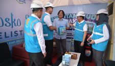 Direktur Utama PLN, Darmawan Prasodjo (kedua dari kiri) didampingi Direktur Retail dan Niaga PLN, Adi Priyanto (kedua dari kanan), EVP Pengembangan Produk Niaga PLN, Ririn Rachmawardini (kanan) dan General Manager PLN UID Banten, Muhammad Joharifin (kiri) tengah menyapa dan memberikan bingkisan cendera mata kepada salah seorang pengguna kendaraan listrik di posko siaga kelistrikan Rest Area 43 Tol Jakarta-Merak pada Senin (16/3).