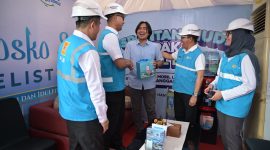 Direktur Utama PLN, Darmawan Prasodjo (kedua dari kiri) didampingi Direktur Retail dan Niaga PLN, Adi Priyanto (kedua dari kanan), EVP Pengembangan Produk Niaga PLN, Ririn Rachmawardini (kanan) dan General Manager PLN UID Banten, Muhammad Joharifin (kiri) tengah menyapa dan memberikan bingkisan cendera mata kepada salah seorang pengguna kendaraan listrik di posko siaga kelistrikan Rest Area 43 Tol Jakarta-Merak pada Senin (16/3).