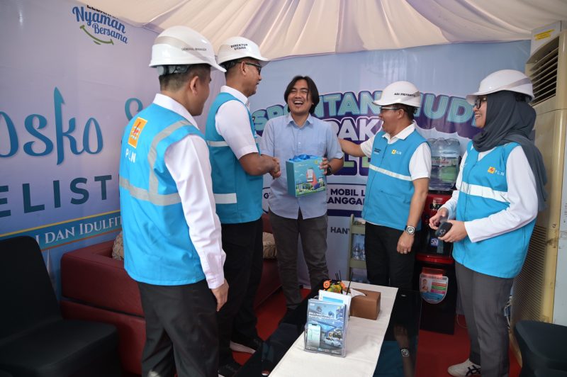 Direktur Utama PLN, Darmawan Prasodjo (kedua dari kiri) didampingi Direktur Retail dan Niaga PLN, Adi Priyanto (kedua dari kanan), EVP Pengembangan Produk Niaga PLN, Ririn Rachmawardini (kanan) dan General Manager PLN UID Banten, Muhammad Joharifin (kiri) tengah menyapa dan memberikan bingkisan cendera mata kepada salah seorang pengguna kendaraan listrik di posko siaga kelistrikan Rest Area 43 Tol Jakarta-Merak pada Senin (16/3).