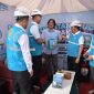 Direktur Utama PLN, Darmawan Prasodjo (kedua dari kiri) didampingi Direktur Retail dan Niaga PLN, Adi Priyanto (kedua dari kanan), EVP Pengembangan Produk Niaga PLN, Ririn Rachmawardini (kanan) dan General Manager PLN UID Banten, Muhammad Joharifin (kiri) tengah menyapa dan memberikan bingkisan cendera mata kepada salah seorang pengguna kendaraan listrik di posko siaga kelistrikan Rest Area 43 Tol Jakarta-Merak pada Senin (16/3).