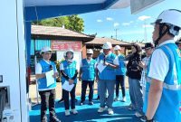 Direktur Retail dan Niaga PLN, Adi Priyanto (kiri) saat memastikan kesiapan Stasiun Pengisian Kendaraan Listrik Umum (SPKLU) Anjungan Betutu Gilimanuk mendukung siaga Idul Fitri 1447H.