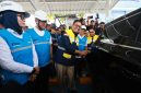 Wakil Menteri Energi dan Sumber Daya Mineral (ESDM), Yuliot (ketiga dari kiri), didampingi oleh Direktur Retail dan Niaga PLN, Adi Priyanto (kedua dari kanan), Direktur Distribusi PLN, Arsyadany G. Akmalaputri (kiri), dan General Manager PLN Unit Induk Distribusi Jawa Tengah, Bramantyo Anggun Pambudi (kedua dari kiri) saat melakukan simulasi pengisian daya kendaraan listrik di Rest Area KM 379A, Batang, Jawa Tengah, pada Rabu (18/3). Dengan penambahan jumlah SPKLU yang semakin masif dan teknologi pengisian daya yang semakin cepat, masyarakat dapat melakukan perjalanan jauh menggunakan kendaraan listrik dengan lebih nyaman dan efisien.