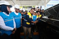Wakil Menteri Energi dan Sumber Daya Mineral (ESDM), Yuliot (ketiga dari kiri), didampingi oleh Direktur Retail dan Niaga PLN, Adi Priyanto (kedua dari kanan), Direktur Distribusi PLN, Arsyadany G. Akmalaputri (kiri), dan General Manager PLN Unit Induk Distribusi Jawa Tengah, Bramantyo Anggun Pambudi (kedua dari kiri) saat melakukan simulasi pengisian daya kendaraan listrik di Rest Area KM 379A, Batang, Jawa Tengah, pada Rabu (18/3). Dengan penambahan jumlah SPKLU yang semakin masif dan teknologi pengisian daya yang semakin cepat, masyarakat dapat melakukan perjalanan jauh menggunakan kendaraan listrik dengan lebih nyaman dan efisien.